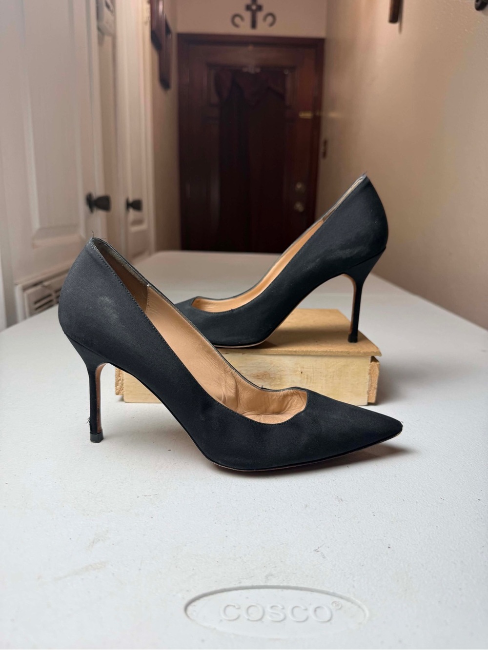 Manolo Blahnik Women's Black BB Pointed Toe Pump Sz 39.5 / 9.5